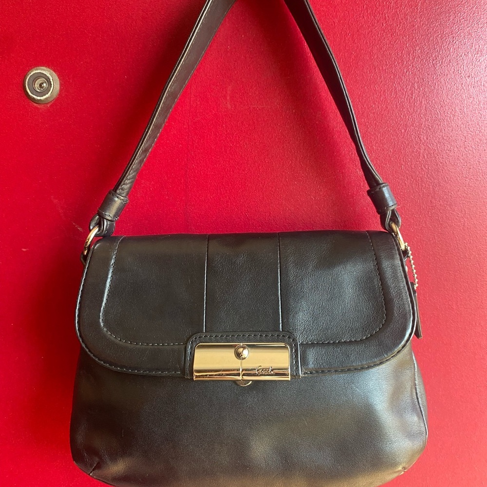Elegant Coach Black Leather Shoulder/handle Bag with unique silver label/closure - Picture 4 of 13